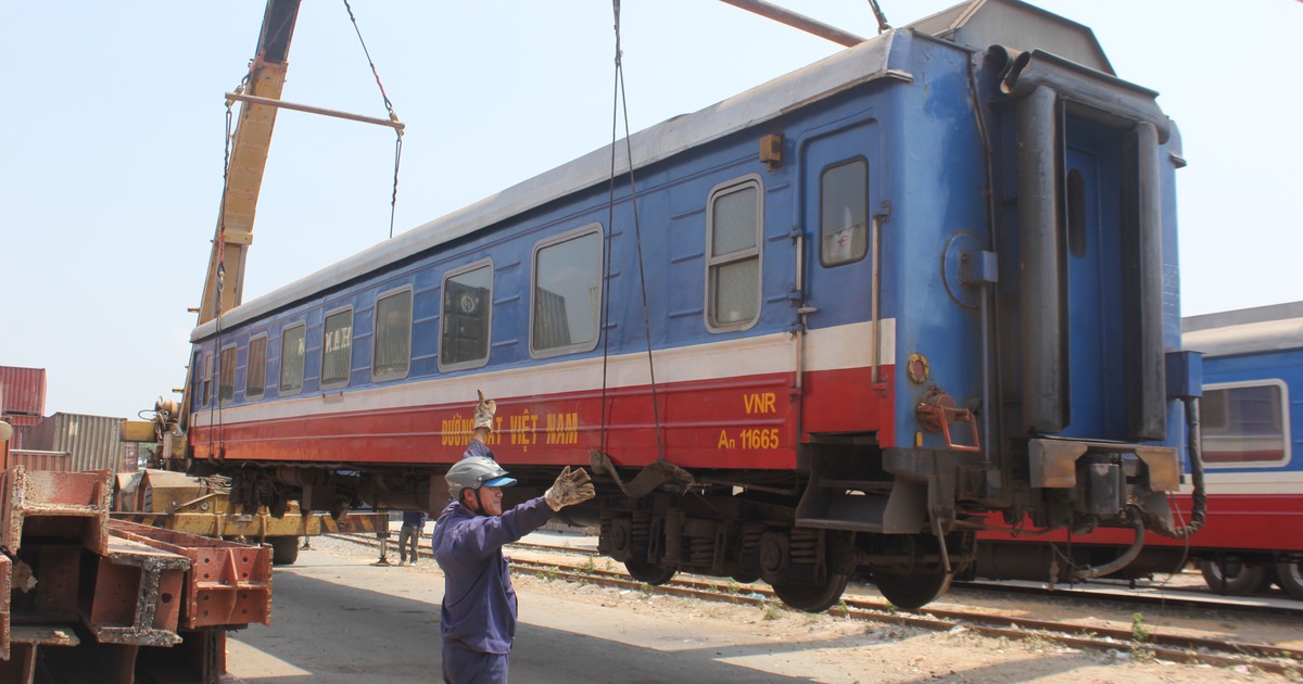 Những toa tàu khổng lồ nặng hàng chục tấn được chuyển đi sau sự cố cầu Ghềnh