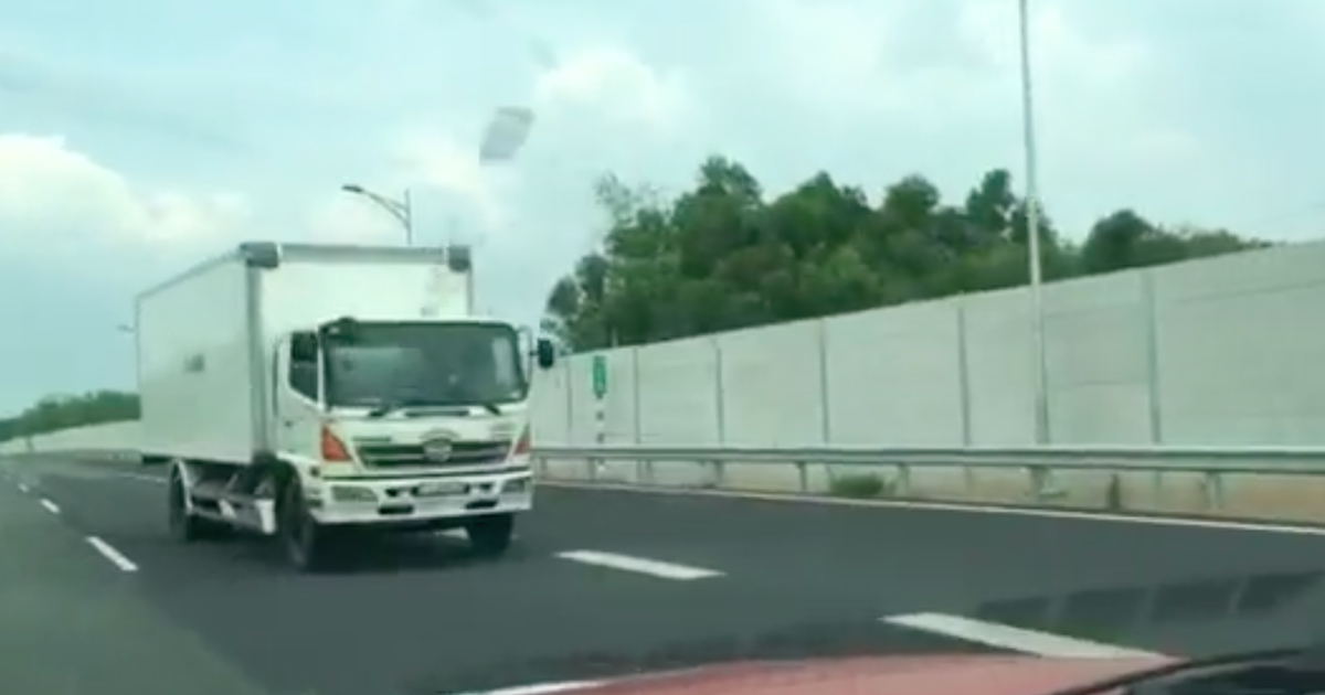 Xe tải quay đầu chạy, ngược chiều trên đường cao tốc Long Thành - Dầu Giây