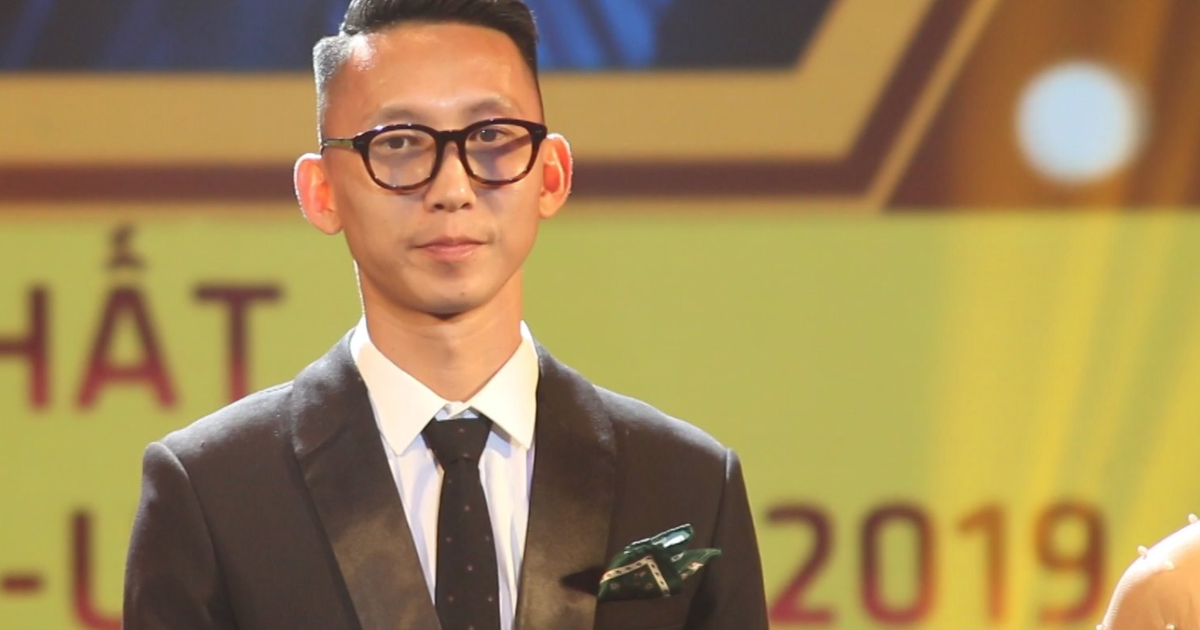 Nghiêm Xuân Tú đẹp trai như người mẫu khi nhận giải bàn thắng đẹp nhất 2019