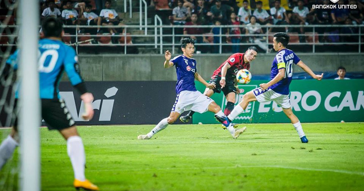 Văn Quyết ghi bàn giúp Hà Nội đánh bại á quân Thái Lan