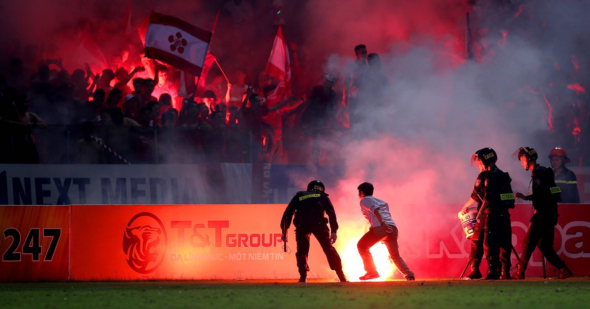 Sân Hàng Đẫy và Thiên Trường 'gồng mình' chống pháo sáng