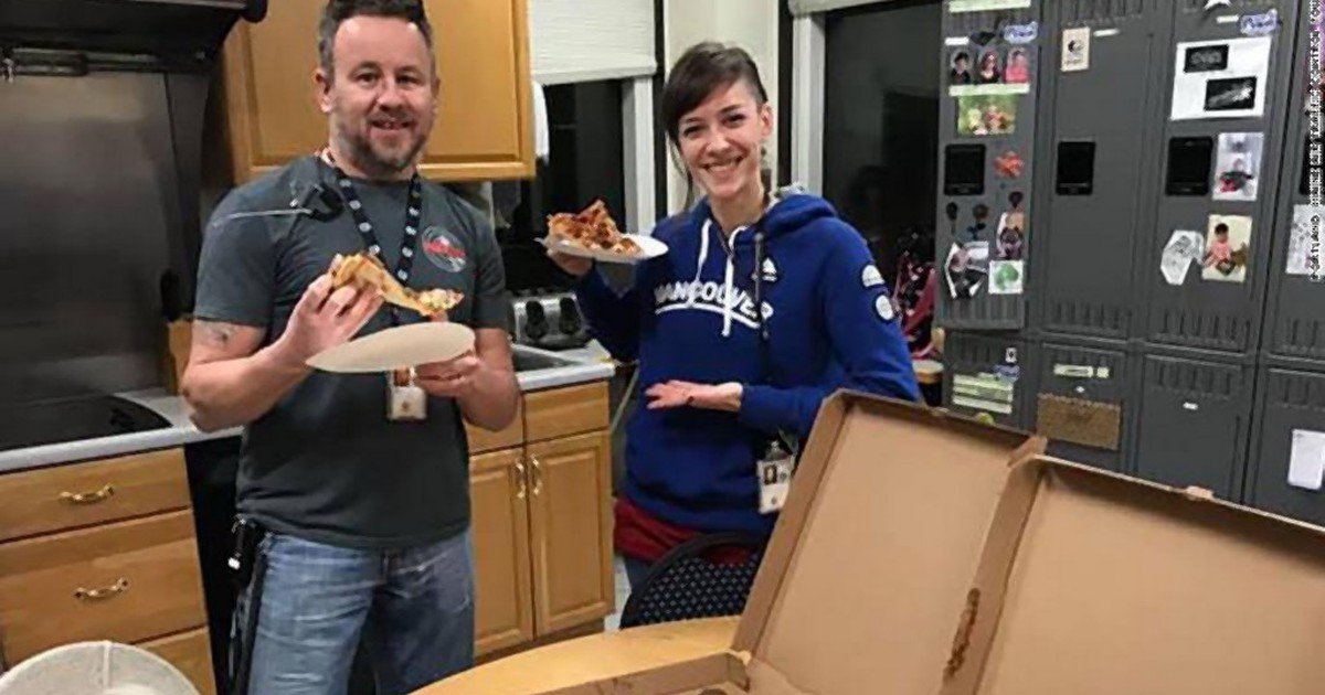 Không được trả lương, nhân viên không lưu Mỹ được đồng nghiệp Canada ‘tiếp tế’ pizza