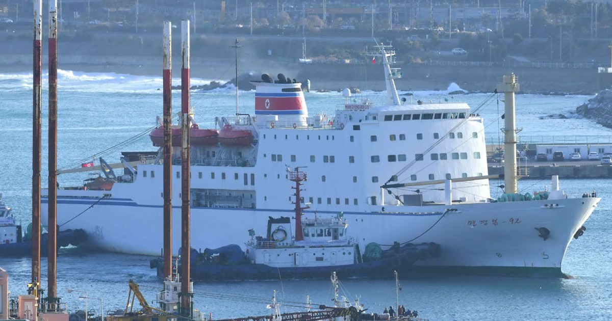 Phà Triều Tiên chở đoàn nghệ thuật đến Hàn Quốc