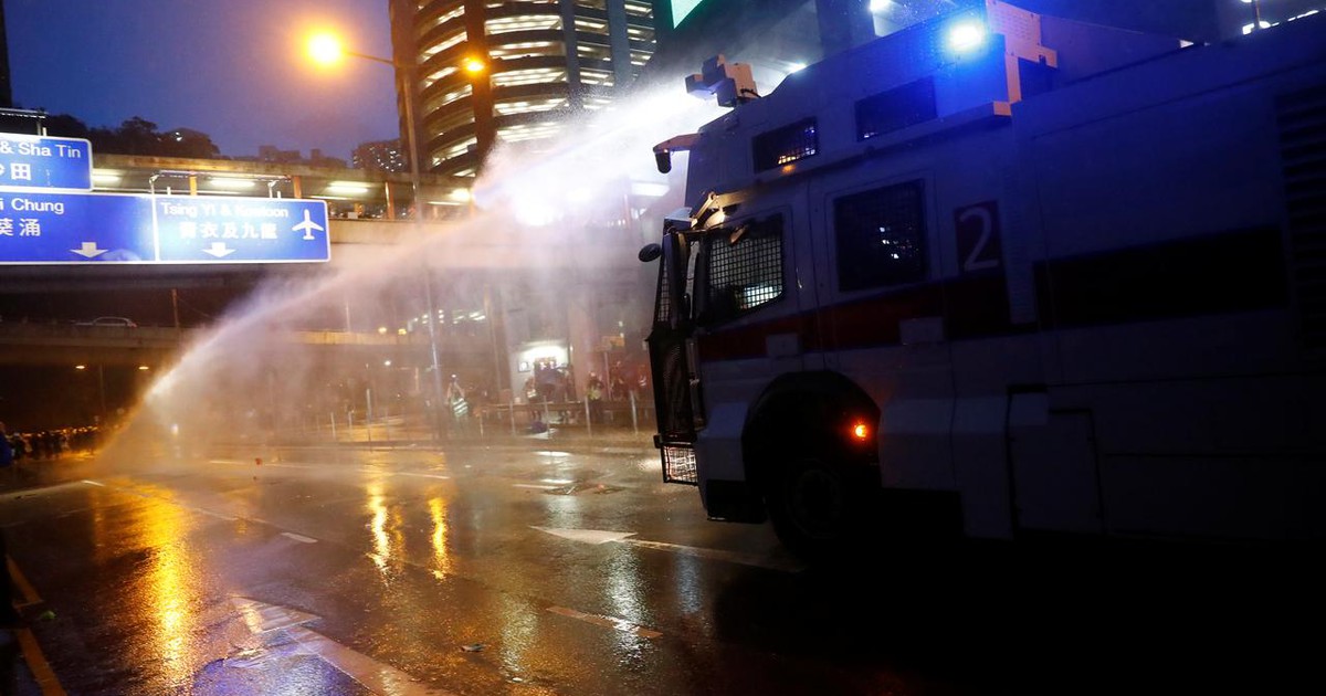 Dùng vòi rồng đối phó biểu tình ở Hồng Kông