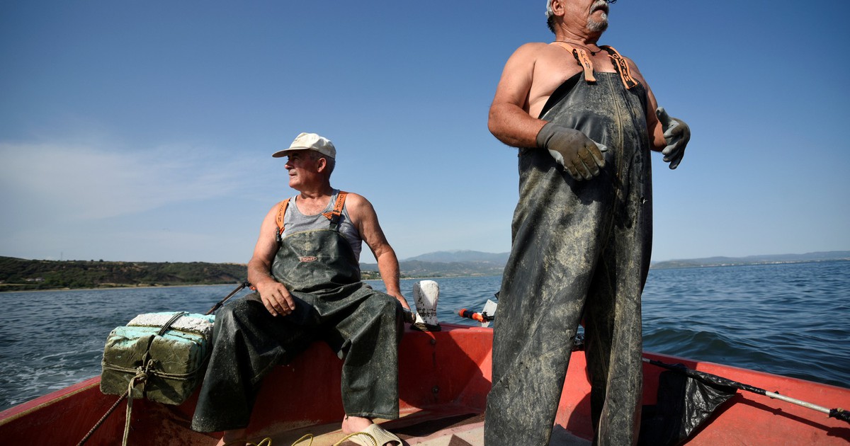 Biển cạn tôm cá, ngư dân Hy Lạp cắn răng phá thuyền nhận đền bù