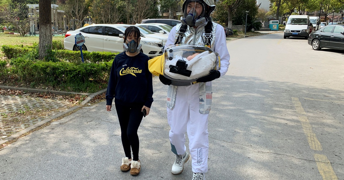 Cha sáng chế túi con nhộng bảo vệ con trước dịch bệnh Covid-19