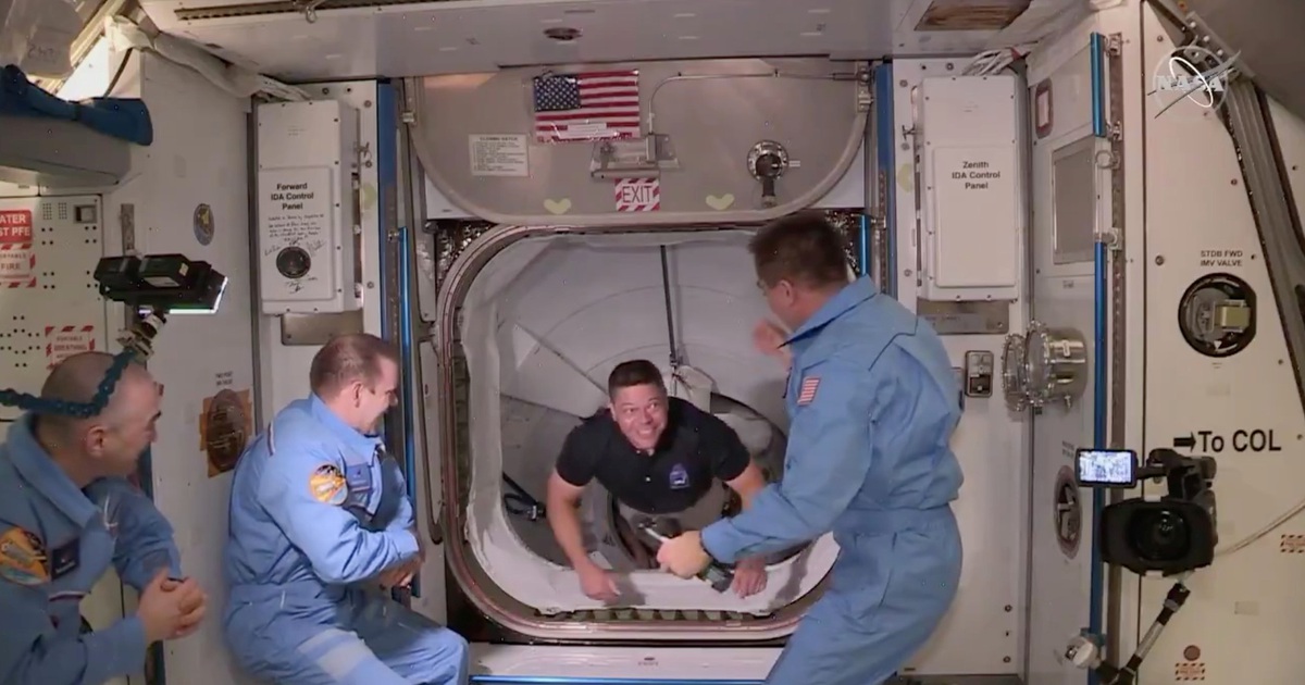 Phi hành gia Mỹ đến trạm ISS sau chuyến bay 'mượt mà' trên tàu SpaceX