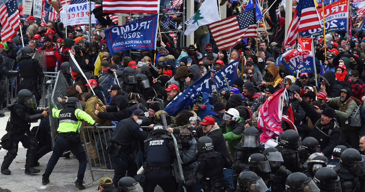 Giám đốc FBI: chưa có bằng chứng 'cực tả' giả mạo người ủng hộ ông Trump bạo loạn điện Capitol