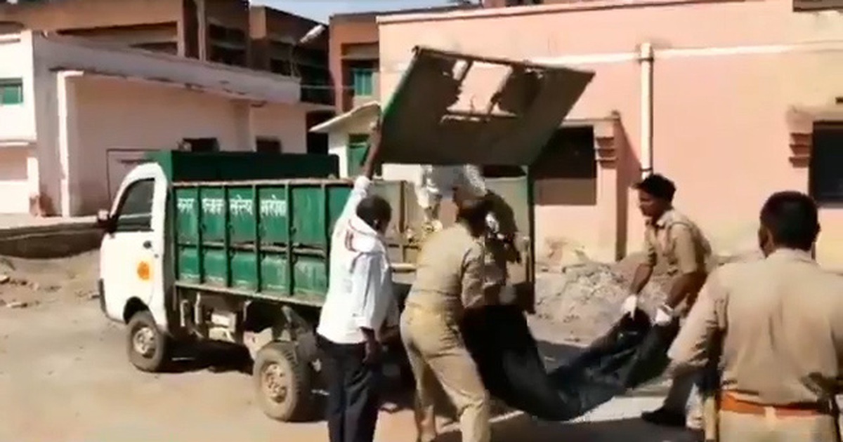 Video cảnh sát đẩy thi thể người chết vì Covid-19 lên xe rác gây bức xúc tại Ấn Độ