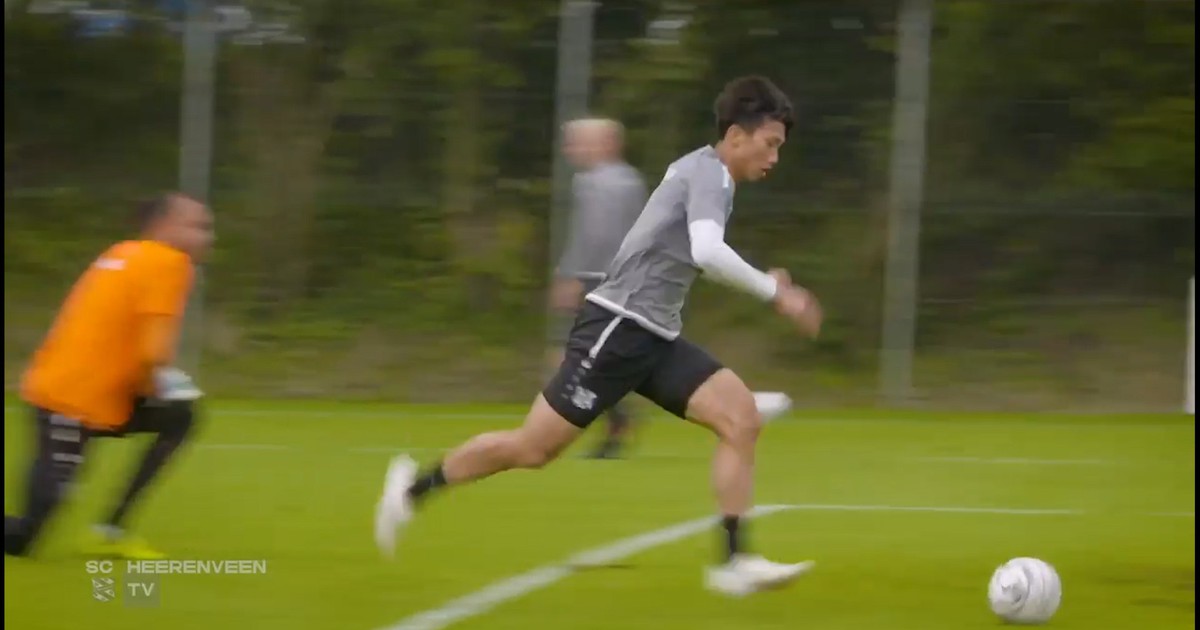 Văn Hậu ghi bàn ấn tượng trong buổi tập của Heerenveen