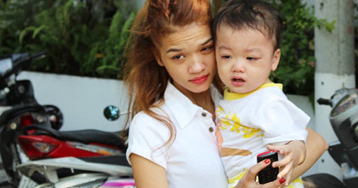 Bé trai bị bỏ lại trên taxi: Bé Gia Huy trở về với gia đình