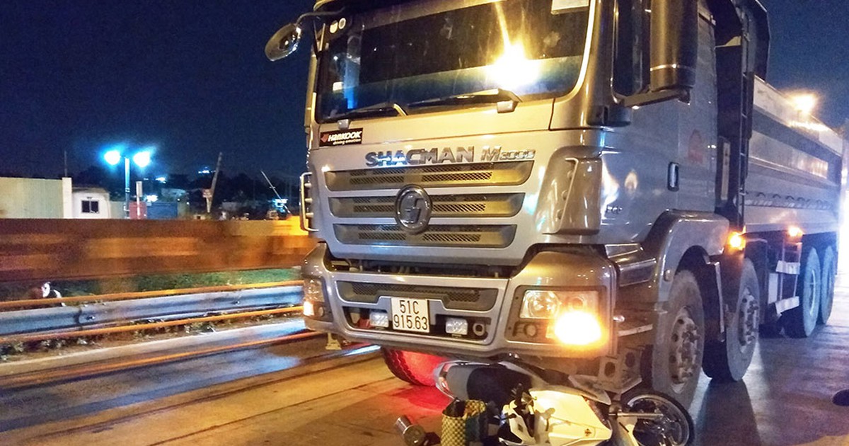 Bị kéo lê sau cú va chạm với xe ben, vợ tử vong, chồng bị thương