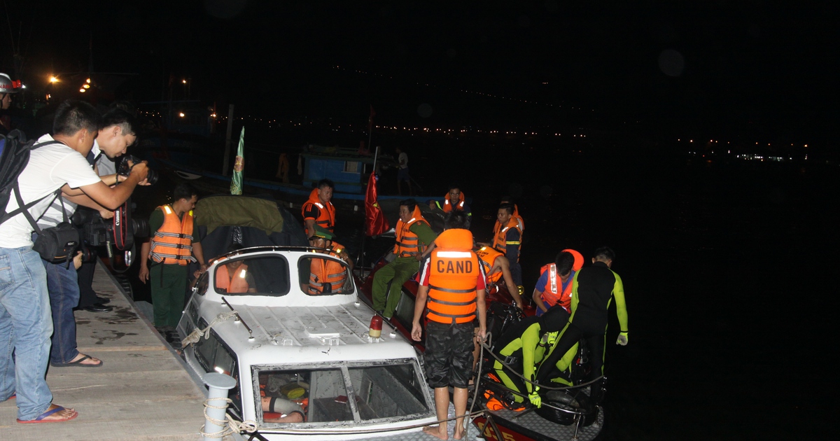 Chìm tàu du lịch trên sông Hàn: Gian nan lặn tìm hành khách mất tích