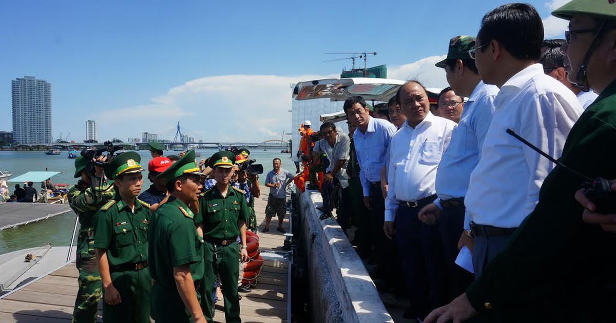 Thủ tướng Nguyễn Xuân Phúc thị sát hiện trường vụ chìm tàu trên sông Hàn