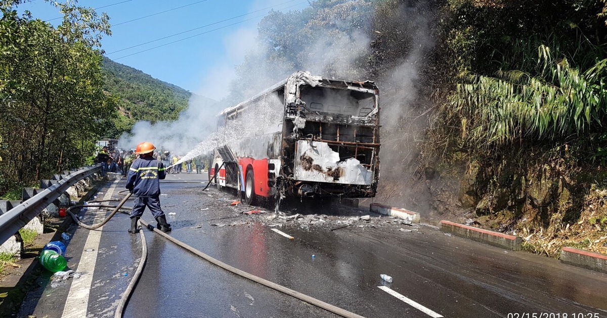 Cháy xe khách chở 29 người nước ngoài trên đèo Hải Vân
