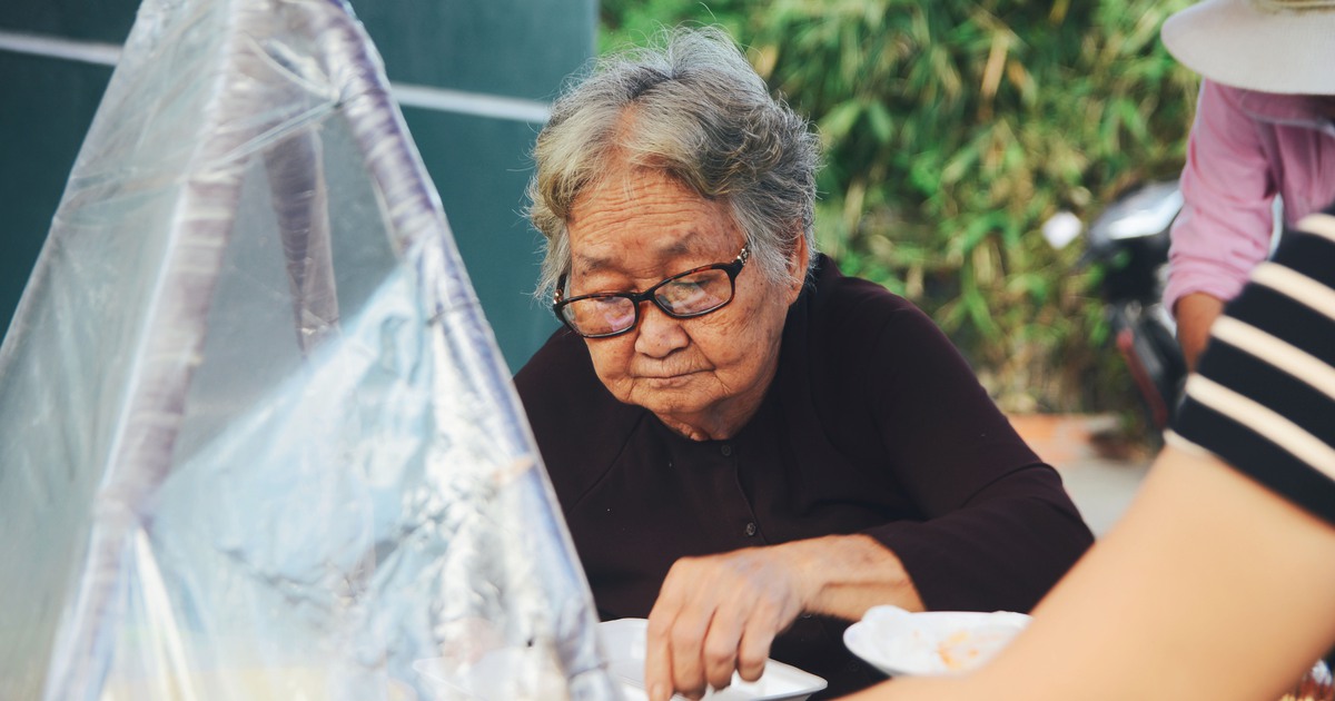 Gánh bánh bèo 'bà ngoại' gần nửa thế kỷ gắn bó với người Sài Gòn