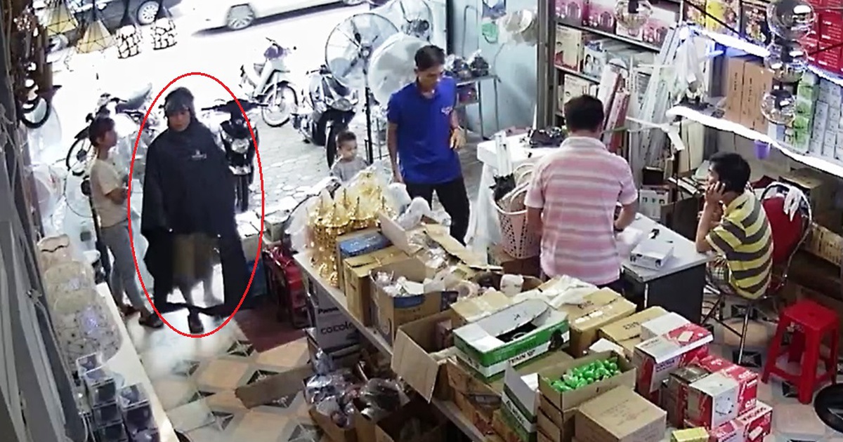 Truy tìm kẻ trộm ví tiền trong cốp xe bị camera ghi lại