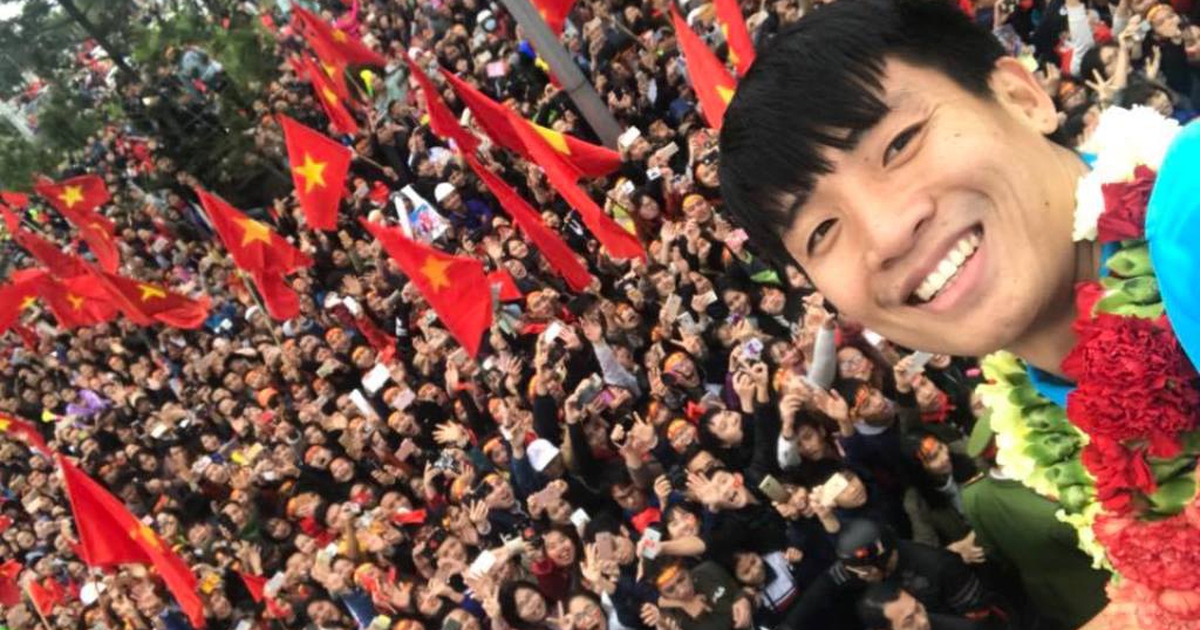 Bố mẹ trung vệ Bùi Tiến Dũng thuê 5 ô tô ra sân bay đón con trai