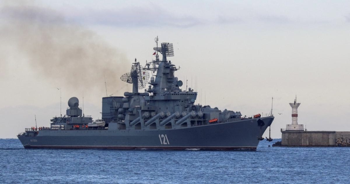 Nhiều người Nga tưởng nhớ soái hạm Moskva bị chìm, Mỹ nói tàu trúng tên lửa