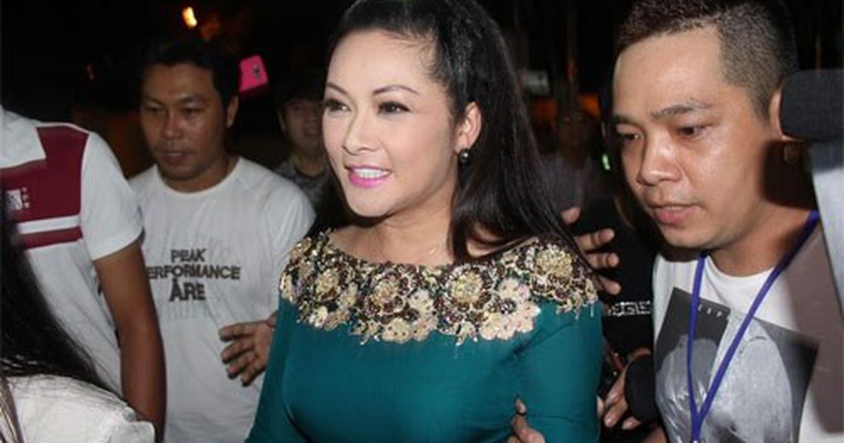 'Fan cuồng' kiên quyết đòi chụp ảnh cùng ca sĩ Như Quỳnh