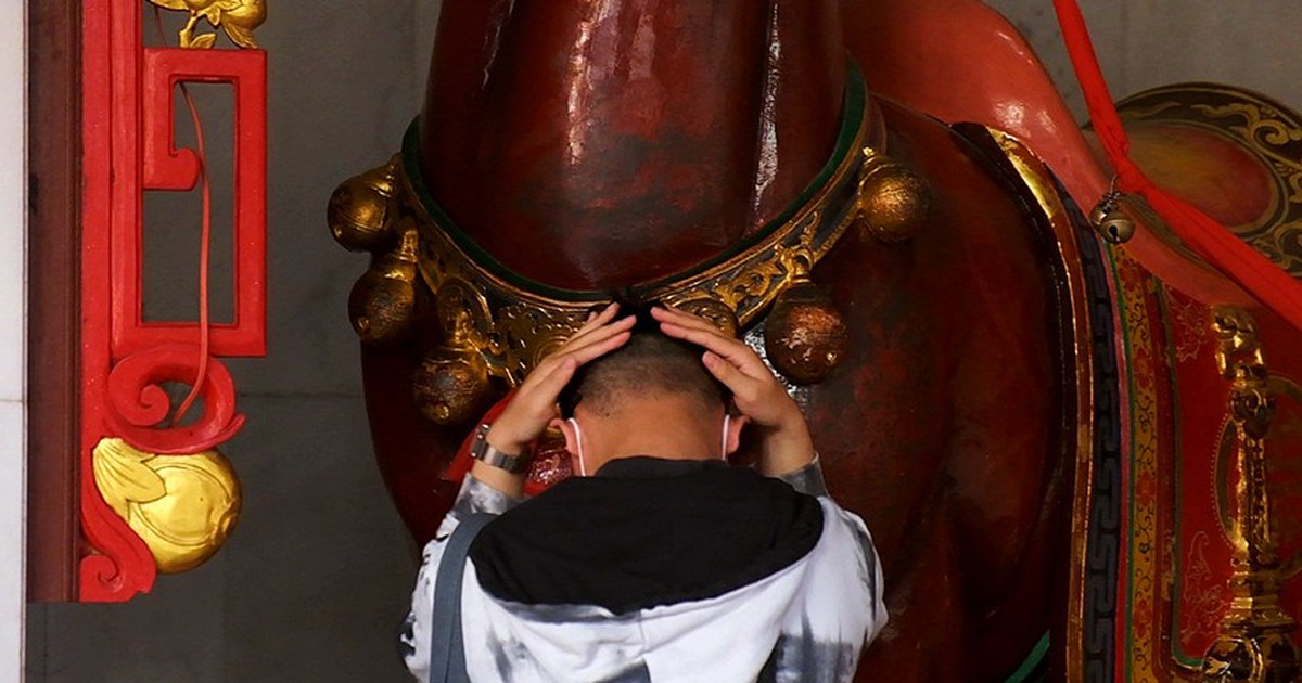 Đi chùa Quan Thánh Đế Quân, chui qua bụng ngựa Xích Thố cầu may lễ vía Ông