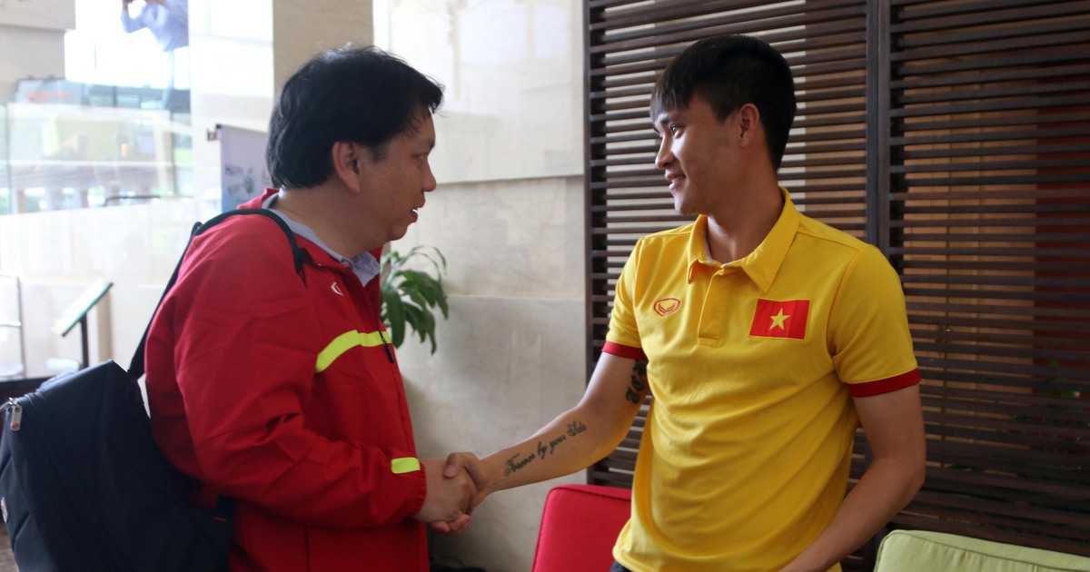 Trưởng đoàn Lê Hoài Anh đến thăm và tặng quà cho đội tuyển Việt Nam