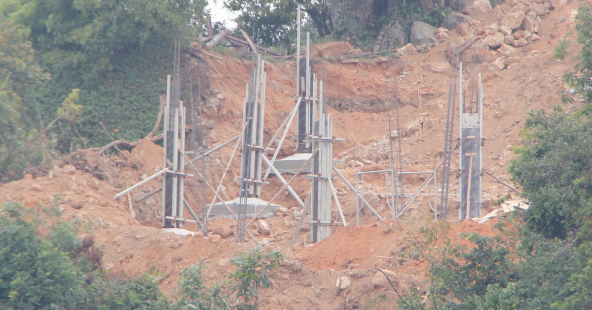 Công trình móng biệt thự không phép tại Sơn Trà: Đã cấm, nhưng vẫn thi công