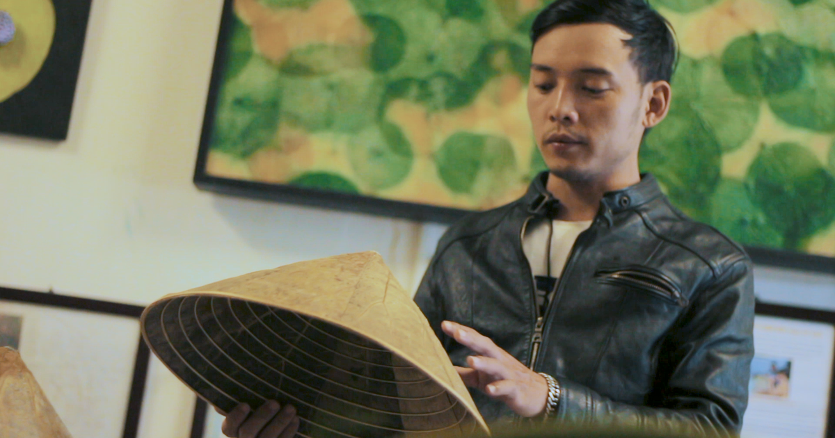 Ngắm nón lá sen độc đáo của chàng họa sĩ Huế