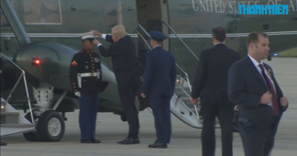 Tổng thống Trump nhặt nón giúp lính thủy quân lục chiến