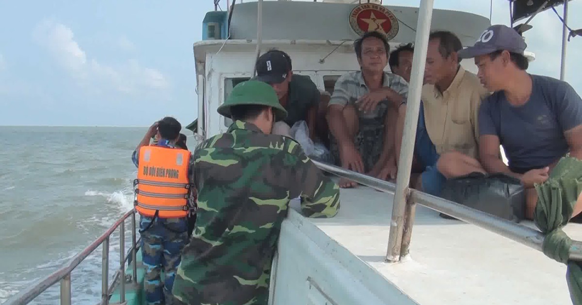 8 ngư dân thoát chết nhờ phát tín hiệu cầu cứu kịp thời