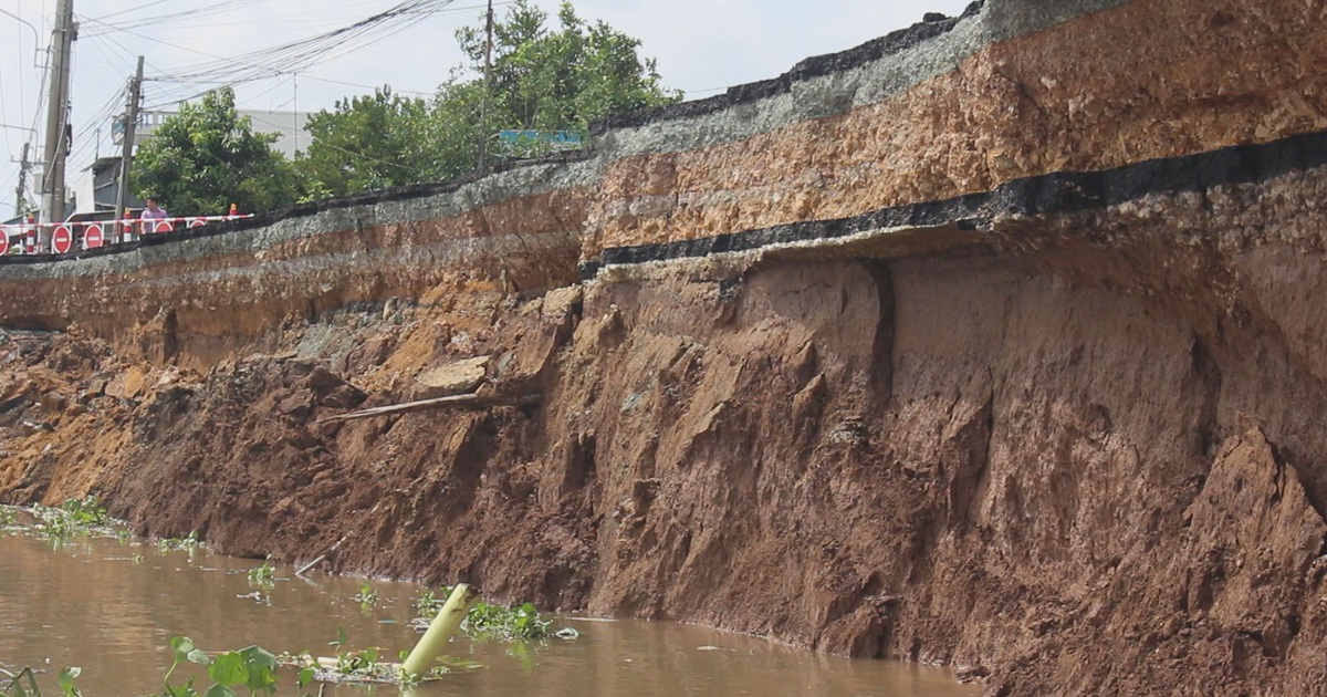 Hoảng hồn nhìn hà bá nuốt chửng một đoạn quốc lộ lúc sáng sớm