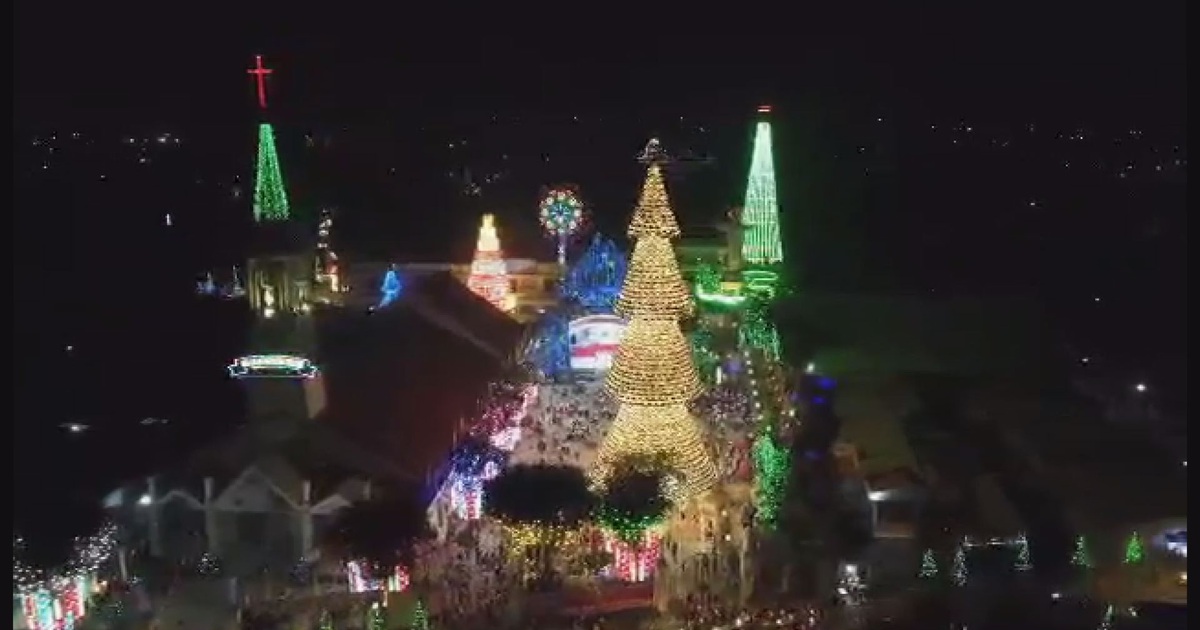 Chiêm ngưỡng cây thông Noel làm từ 2.340 chiếc nón lá, cao 35m