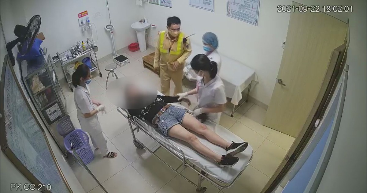 Nữ tài xế lên cơn đau tim trên cao tốc được CSGT đưa đi cấp cứu kịp lúc