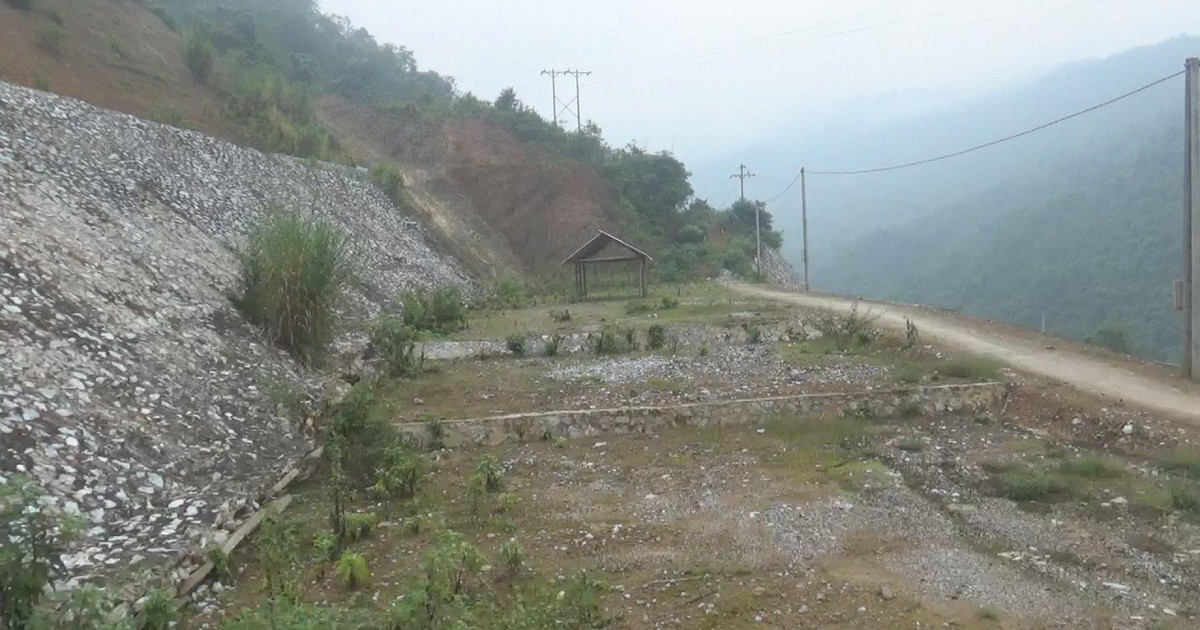 Khốn khổ vì lũ cuốn mất nhà, được bố trí tái định cư thì bị sạt lở