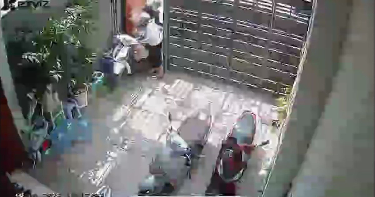 Khiếp cảnh kẻ gian xông vào tận cửa nhà dân cướp giật túi xách