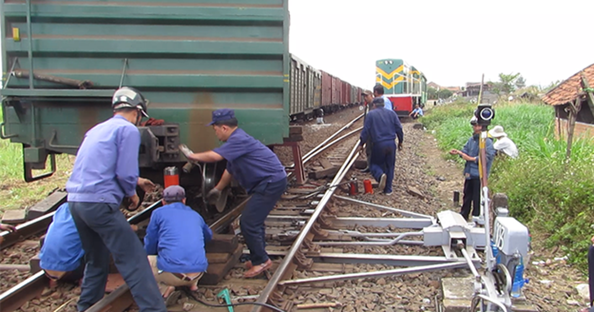 Tàu lửa trật bánh, đường sắt ách tắc hơn 4 giờ