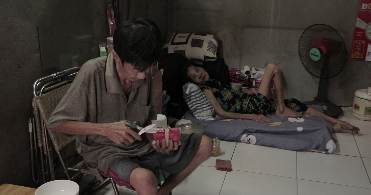 Con trai 57 tuổi sống độc thân lo cho mẹ già 85 tuổi