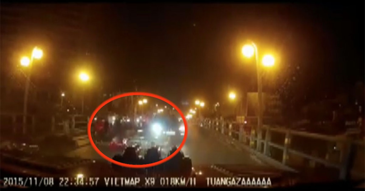 [VIDEO] Hiện trường taxi &*39;điên&*39; đâm hàng loạt xe, tài xế nhảy ...