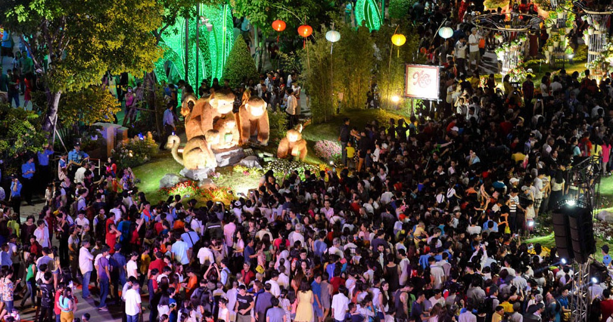 Đường hoa Nguyễn Huệ đón khách du Xuân 2016