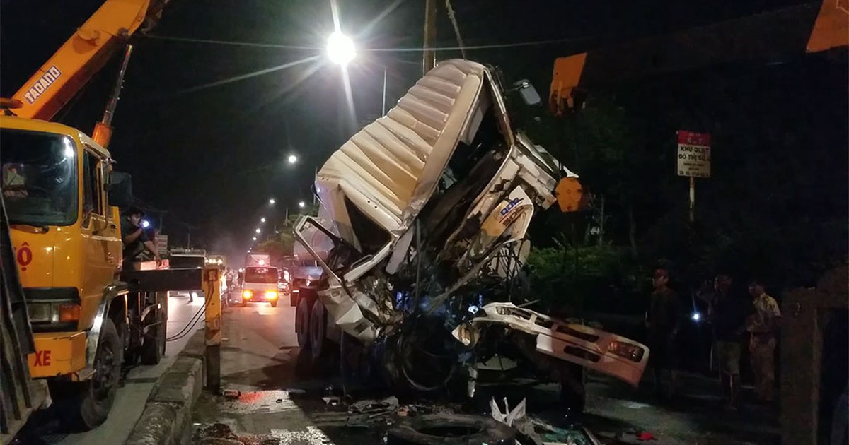 Rùng rợn cảnh xe bồn dập nát vì tông đuôi xe container