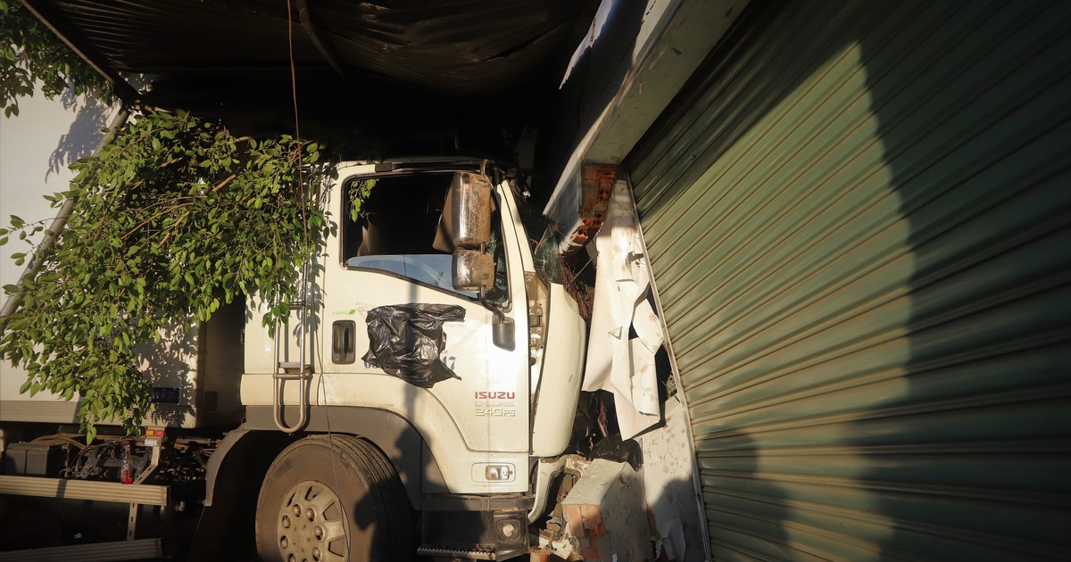 Xe đông lạnh “điên” tông liên hoàn, bà bầu 8 tháng và 2 người nhập viện