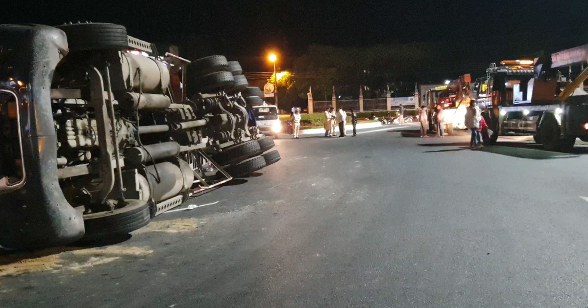 Xe container lật ở bờ hồ Bảo Lộc, nhiều người may mắn thoát nạn