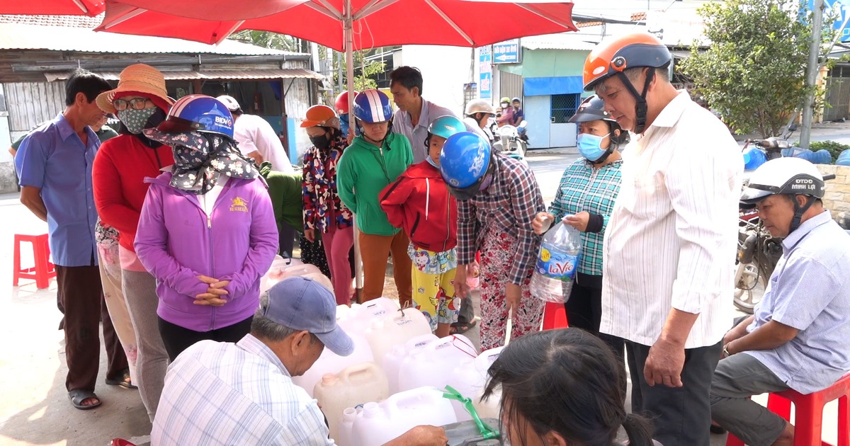 Hàng trăm người kéo đến lấy nước từ giếng khoan rửa xe bỏ lâu