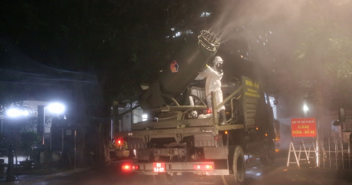 Cận cảnh binh chủng hóa học tẩy độc ổ dịch Bệnh viện Bạch Mai