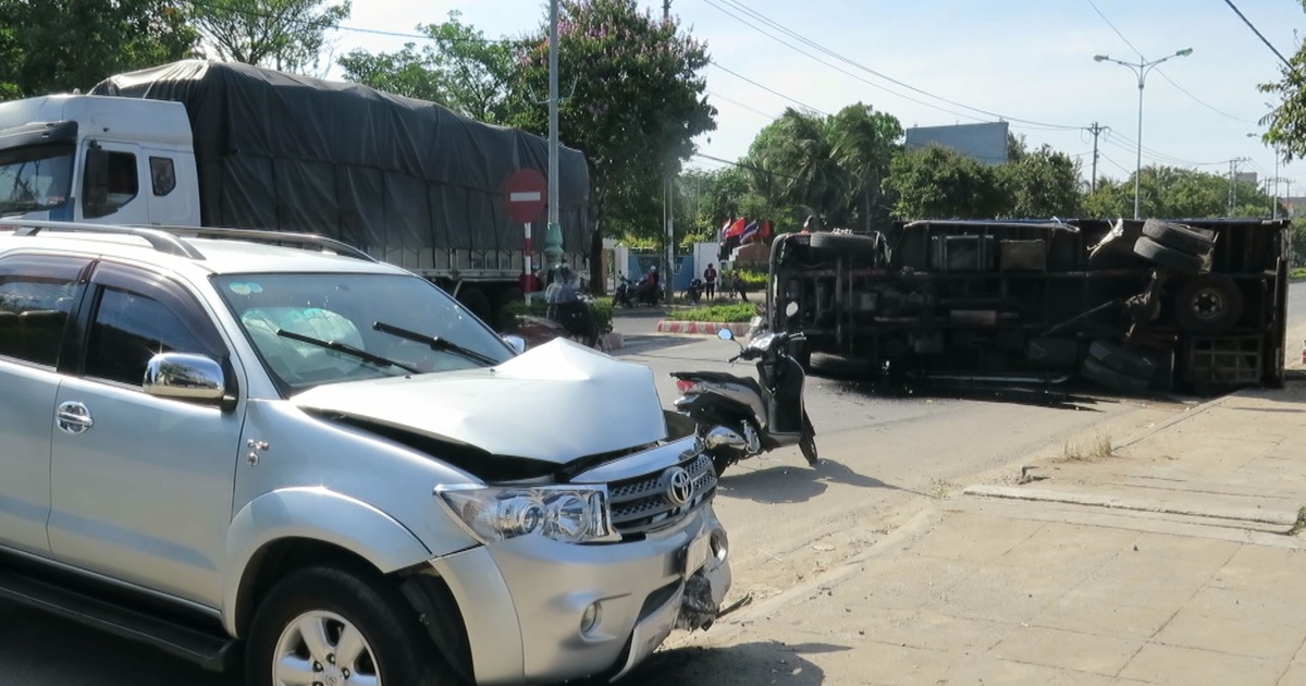 Fortuner “bầm dập”, SH chỏng chơ, xe tải phơi bụng trong tai nạn liên hoàn