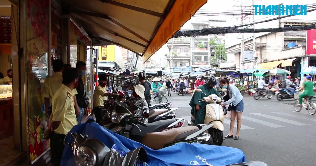 Vàng tiếp tục lao dốc không phanh, người đầu tư tranh thủ đi bán cắt lỗ