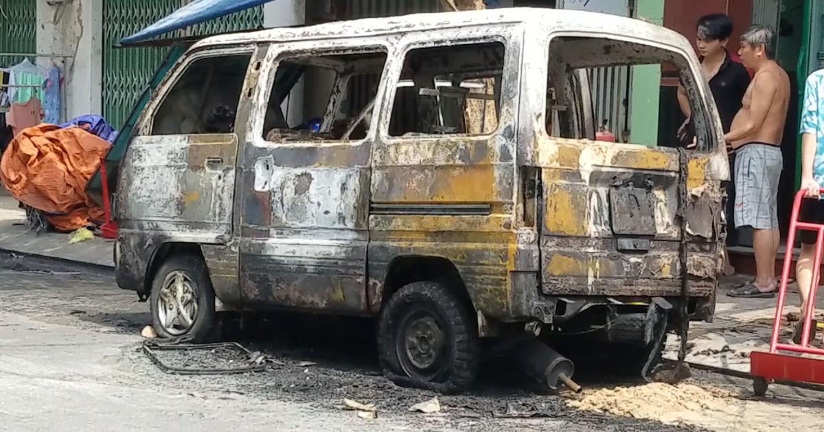 Ô tô cháy trơ khung sắt khi đang sửa chữa trước tiệm bia