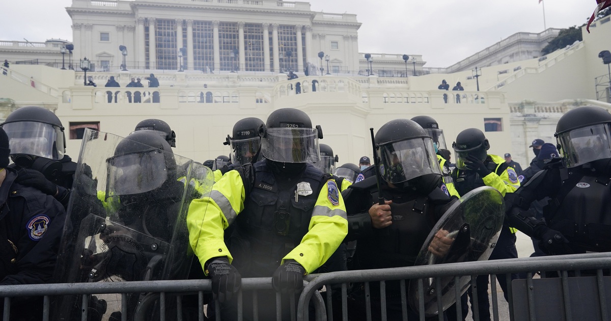 2 cảnh sát tự sát sau khi đối đầu người bạo loạn Điện Capitol