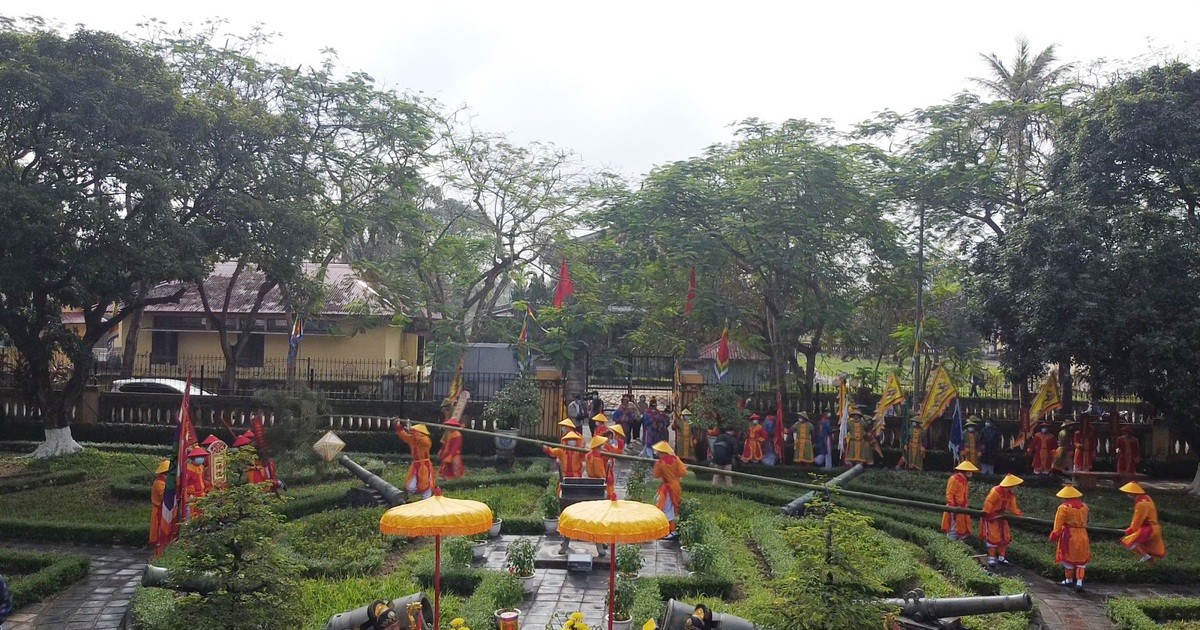 Cận cảnh cây nêu khổng lồ phải hàng chục người dựng trong Đại nội Huế