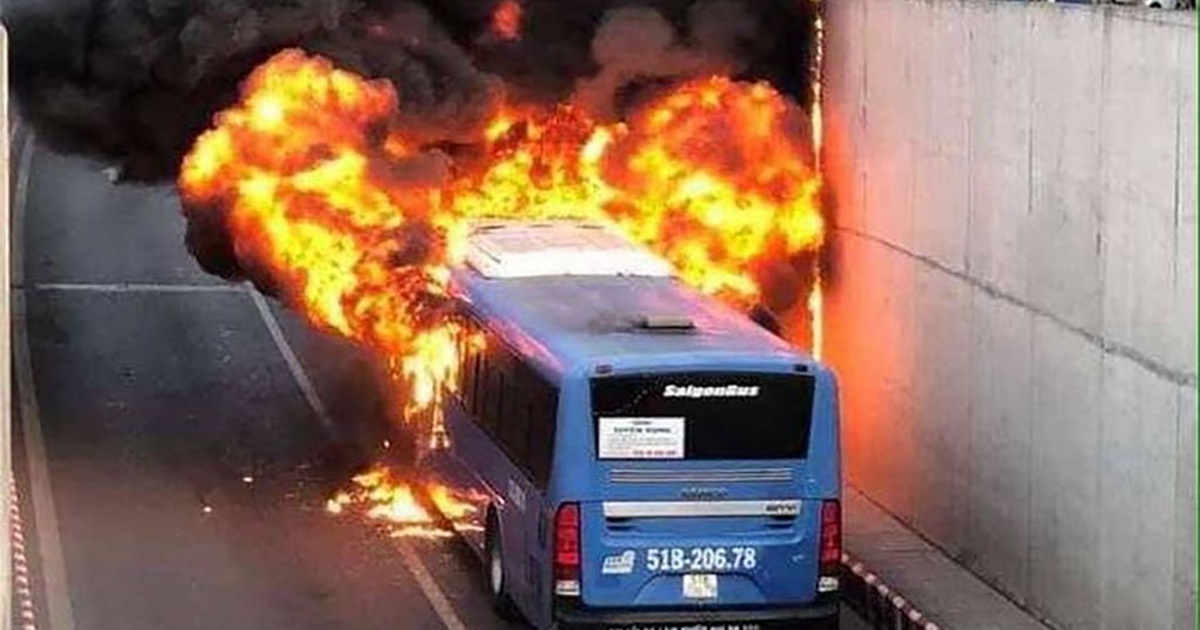 Kinh hoàng xe buýt đang chạy bốc cháy dữ dội ở hầm chui An Sương